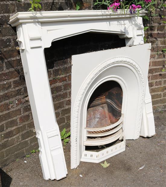 Cast iron fireplace & wooden surround(-)